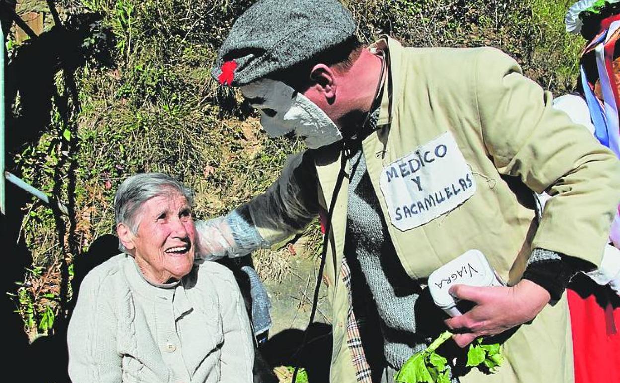 El 'sacamuelas' inspecciona a una vecina de San Fructuoso. 