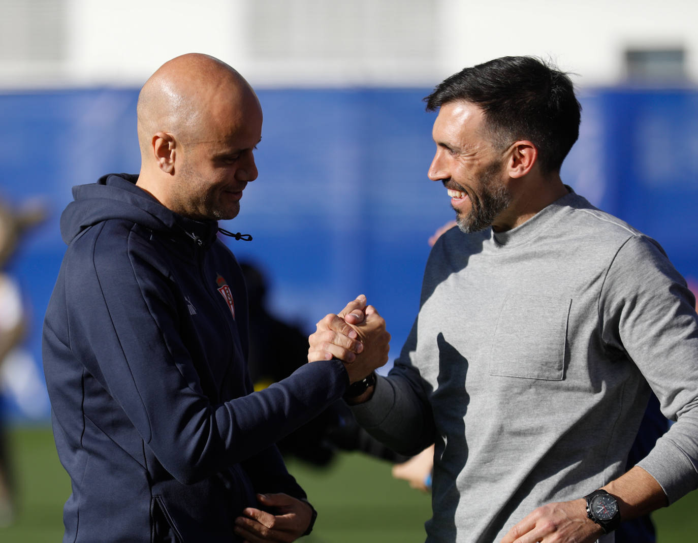 Miguel Ángel Ramírez saluda a Eder Sarabia antes del comienzo del choque. 