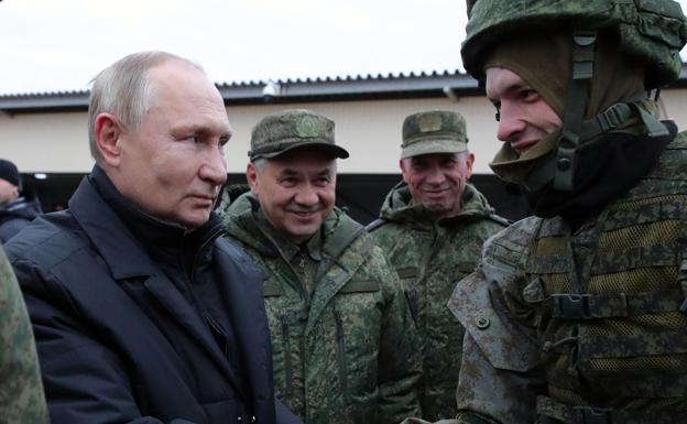 Vladimir Putin (izquierda), y el ministro de Defensa, Sergei Shoigu (centro), se reúnen con soldados en un centro de entrenamiento militar a las afueras de la ciudad de Riazán. ¡¡