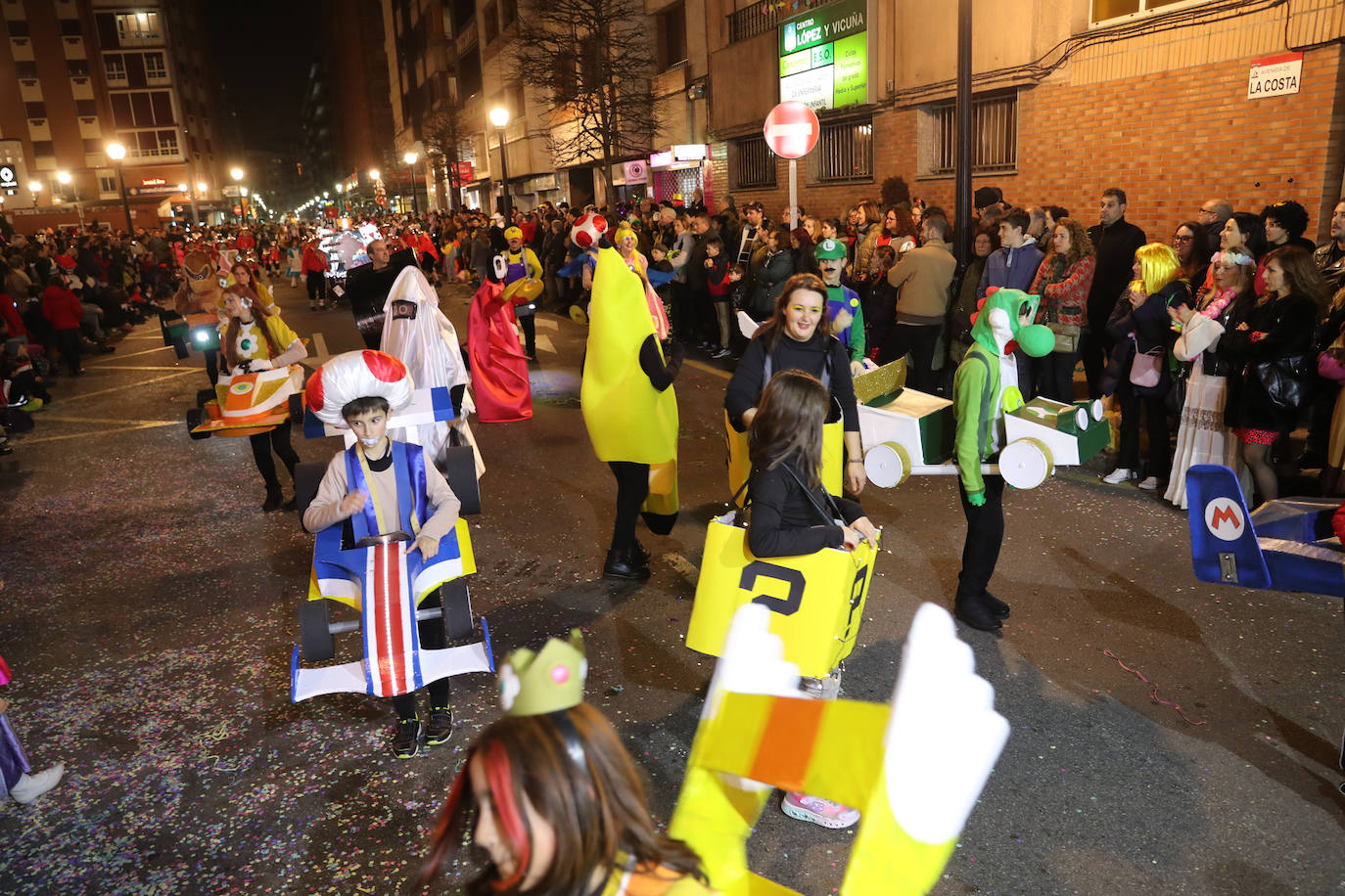 Fotos: Diversión por las calles de Gijón en el desfile del Antroxu