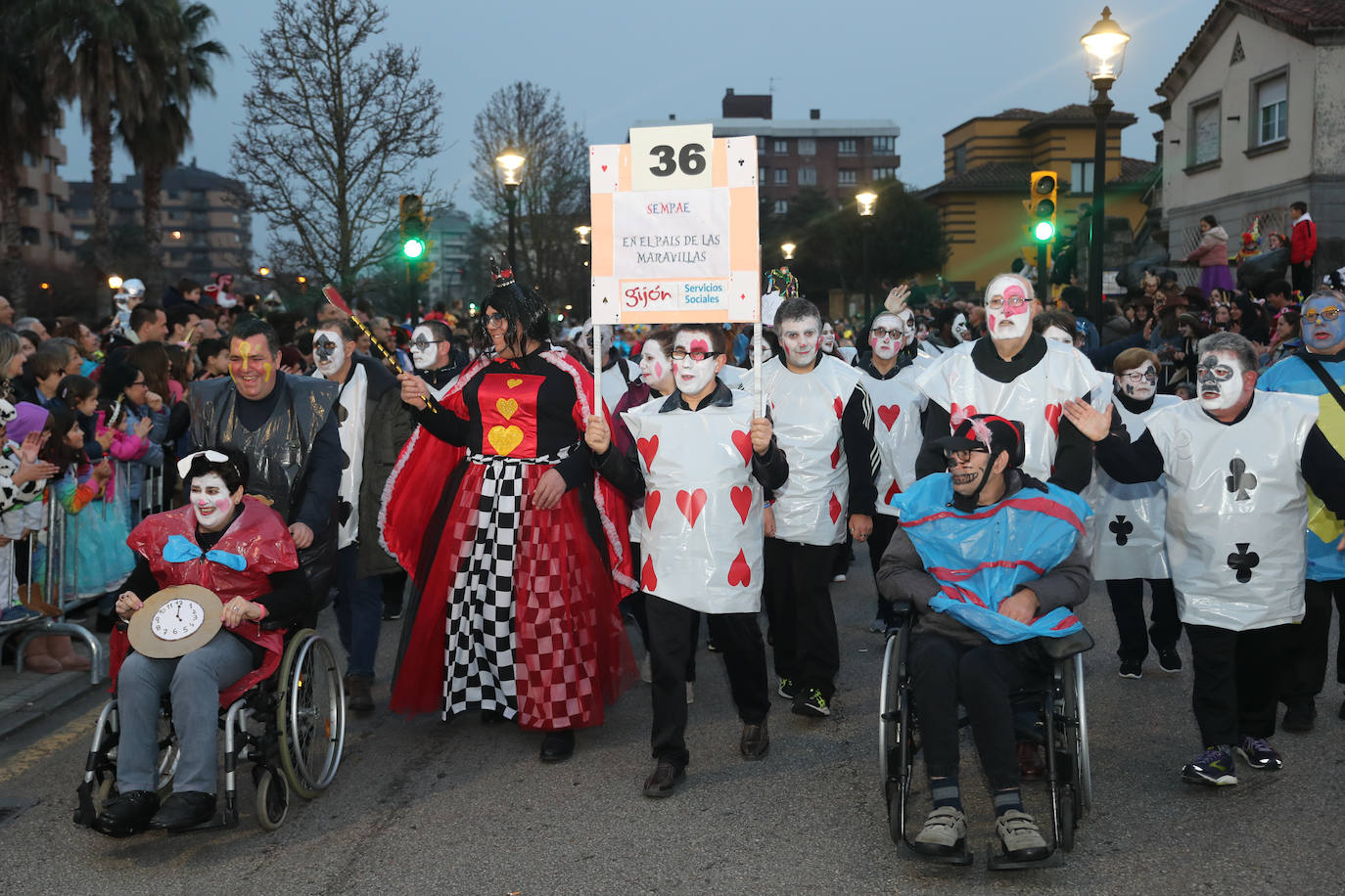 Fotos: Diversión por las calles de Gijón en el desfile del Antroxu