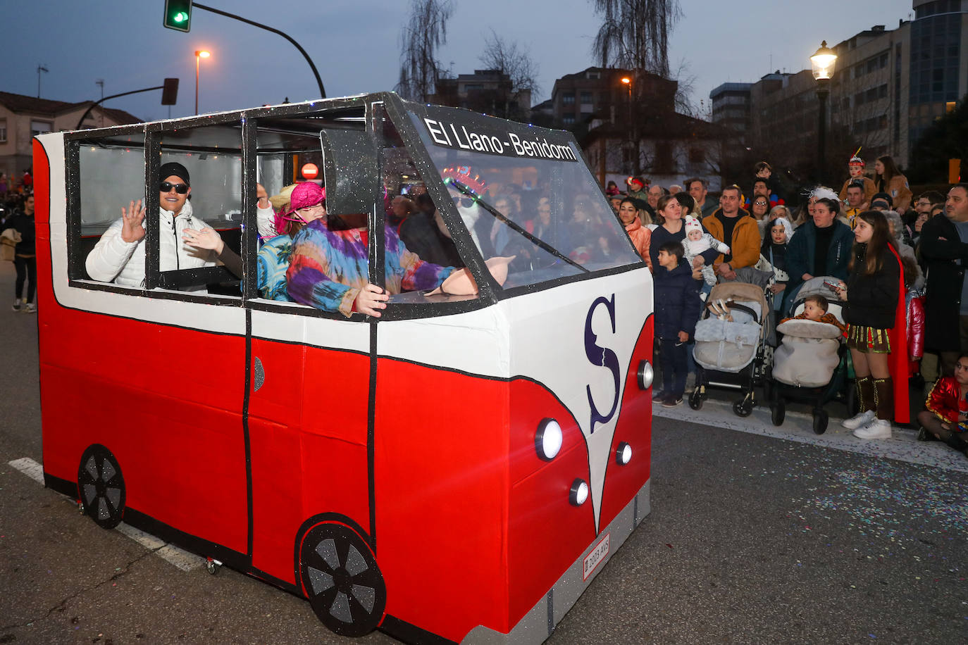 Fotos: Diversión por las calles de Gijón en el desfile del Antroxu