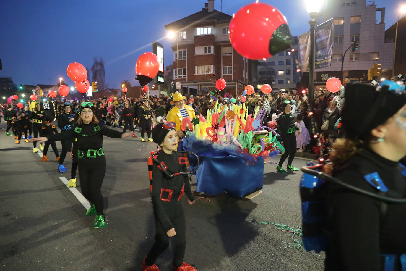 Fotos: Diversión por las calles de Gijón en el desfile del Antroxu