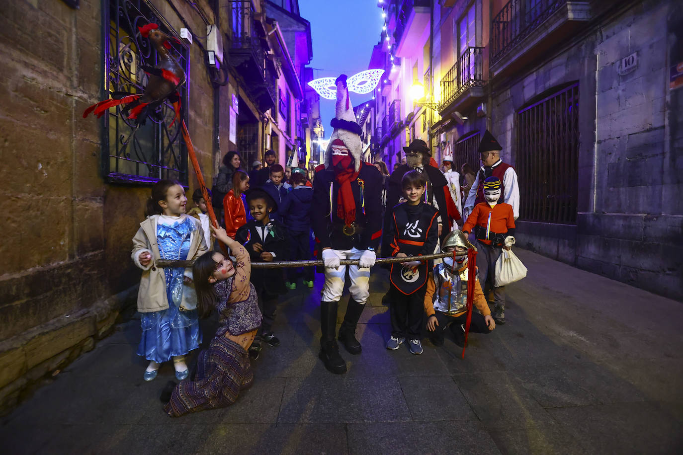 Fotos: Los Mazcaritos de Oviedo piden el aguinaldo antes de enterrar la sardina