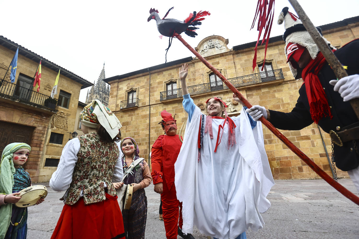 Fotos: Los Mazcaritos de Oviedo piden el aguinaldo antes de enterrar la sardina