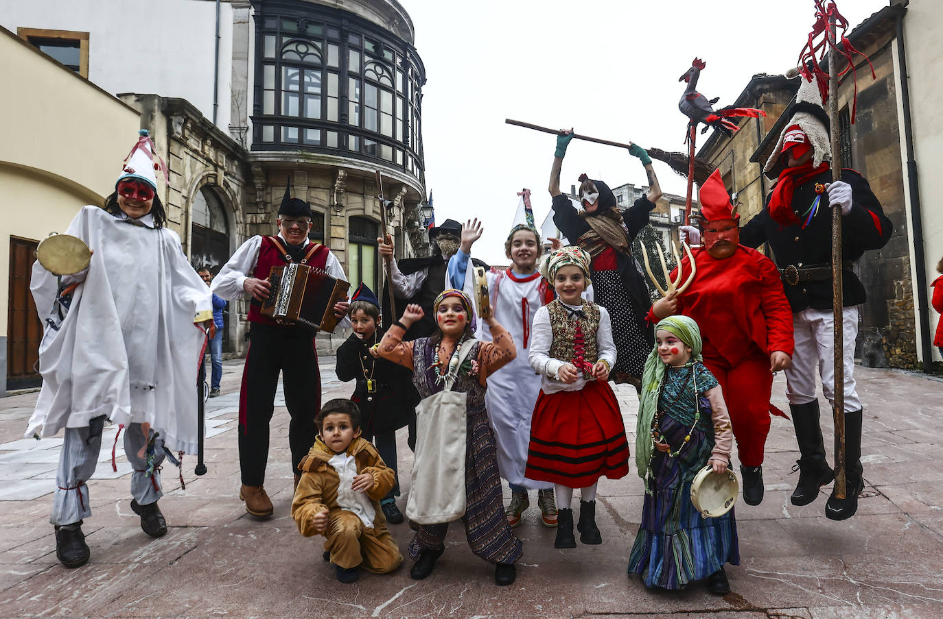 Fotos: Los Mazcaritos de Oviedo piden el aguinaldo antes de enterrar la sardina