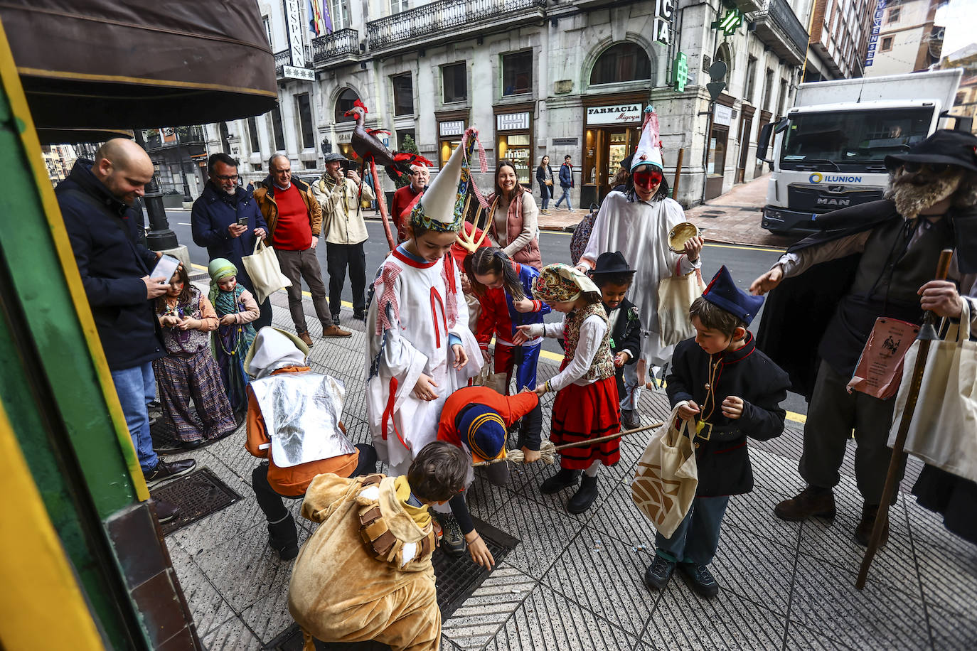 Fotos: Los Mazcaritos de Oviedo piden el aguinaldo antes de enterrar la sardina