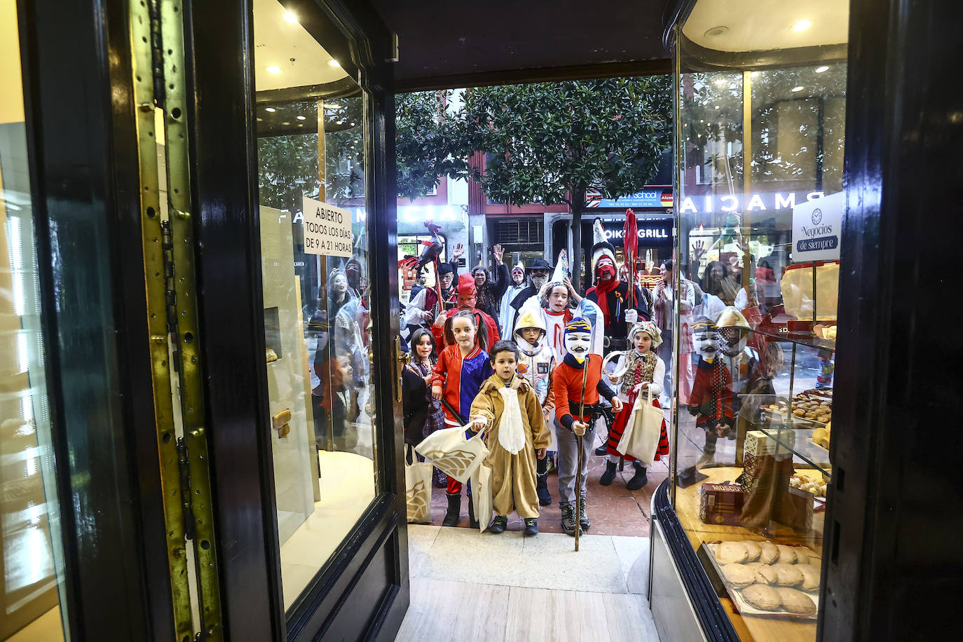 Fotos: Los Mazcaritos de Oviedo piden el aguinaldo antes de enterrar la sardina