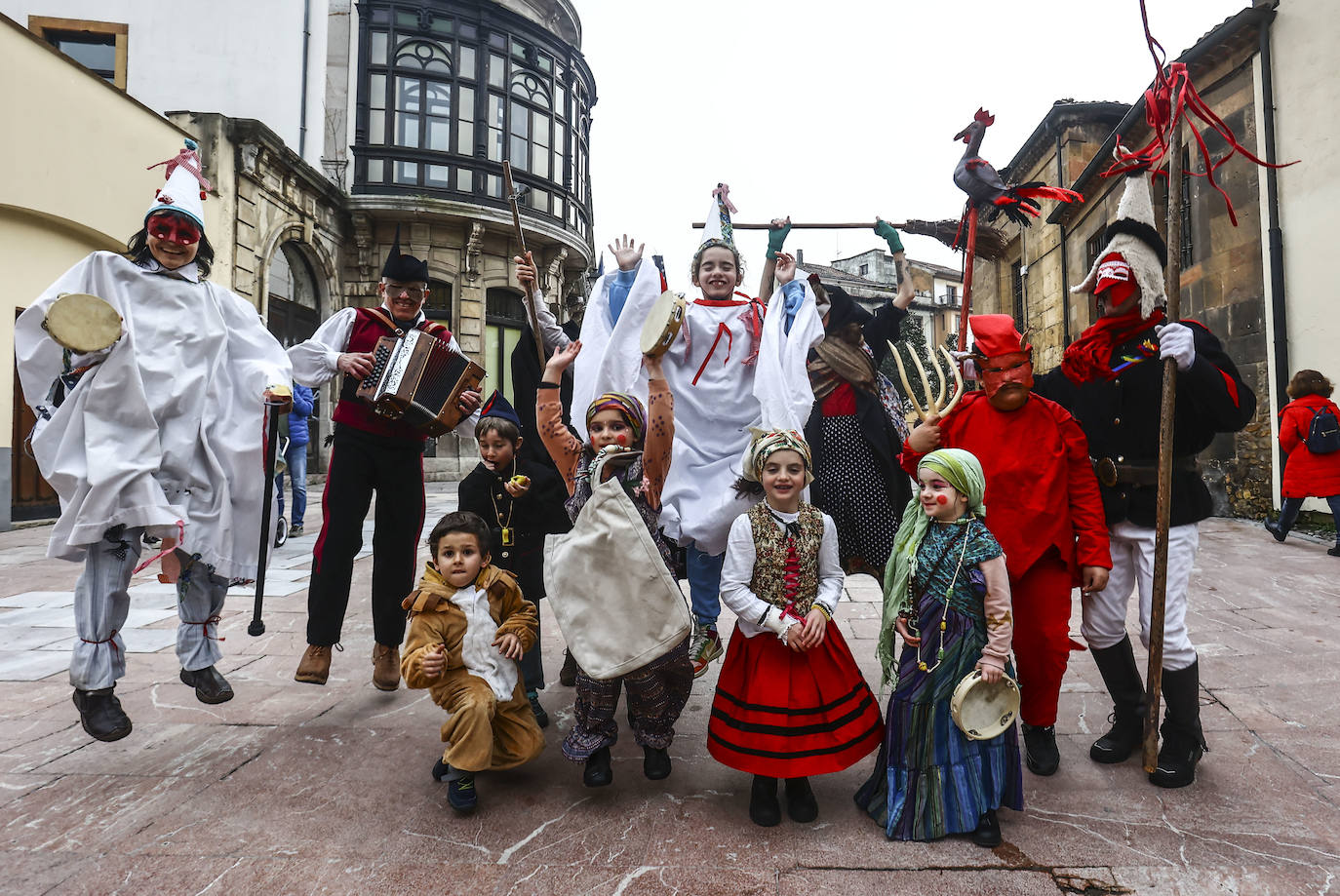 Fotos: Los Mazcaritos de Oviedo piden el aguinaldo antes de enterrar la sardina