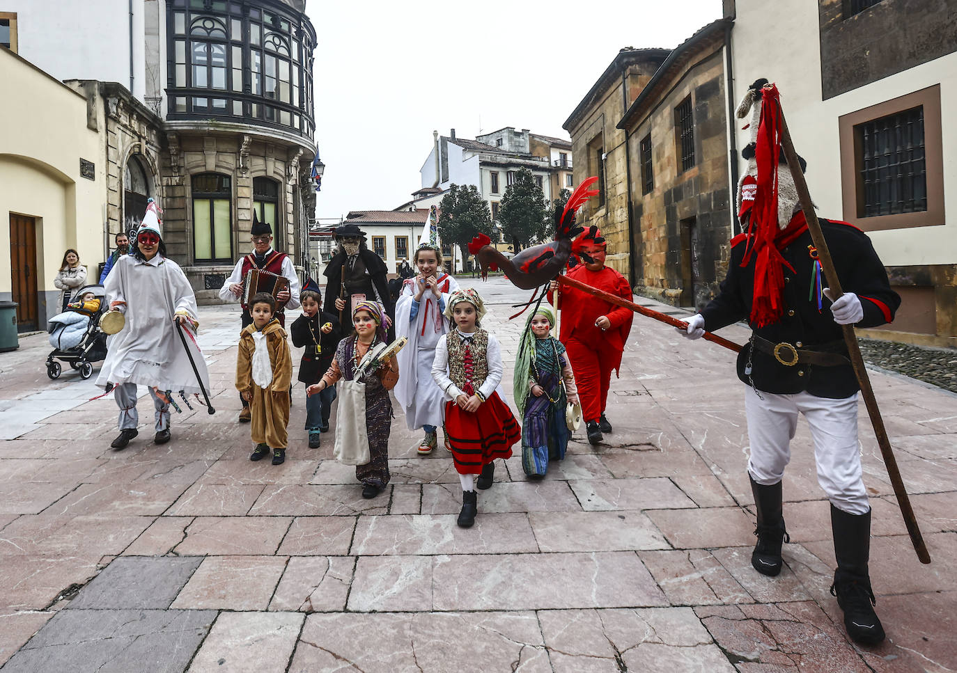 Fotos: Los Mazcaritos de Oviedo piden el aguinaldo antes de enterrar la sardina