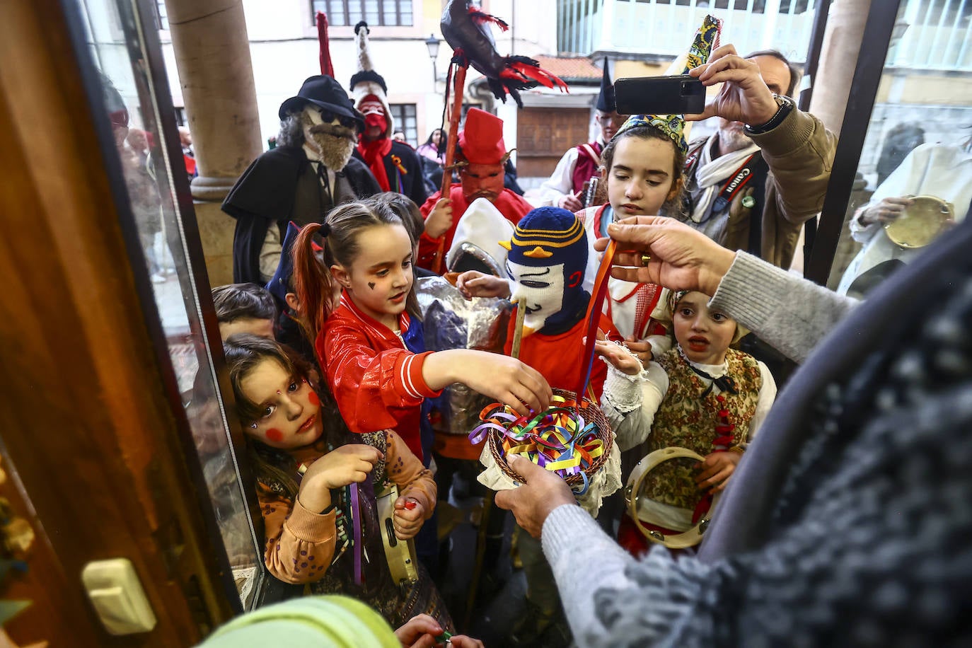 Fotos: Los Mazcaritos de Oviedo piden el aguinaldo antes de enterrar la sardina