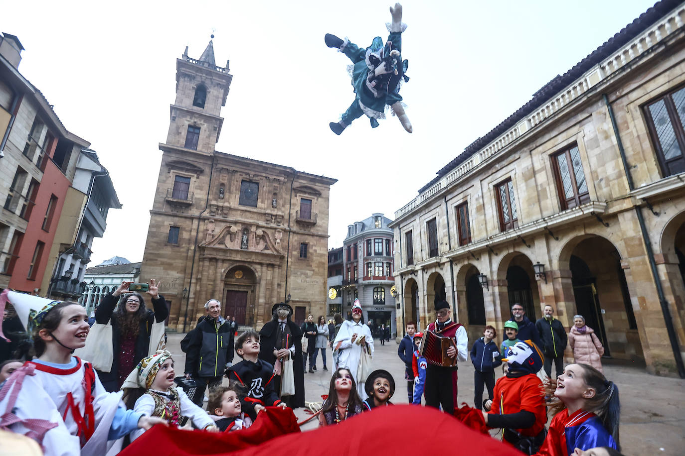 Fotos: Los Mazcaritos de Oviedo piden el aguinaldo antes de enterrar la sardina