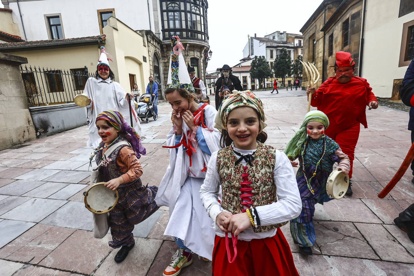 Fotos: Los Mazcaritos de Oviedo piden el aguinaldo antes de enterrar la sardina