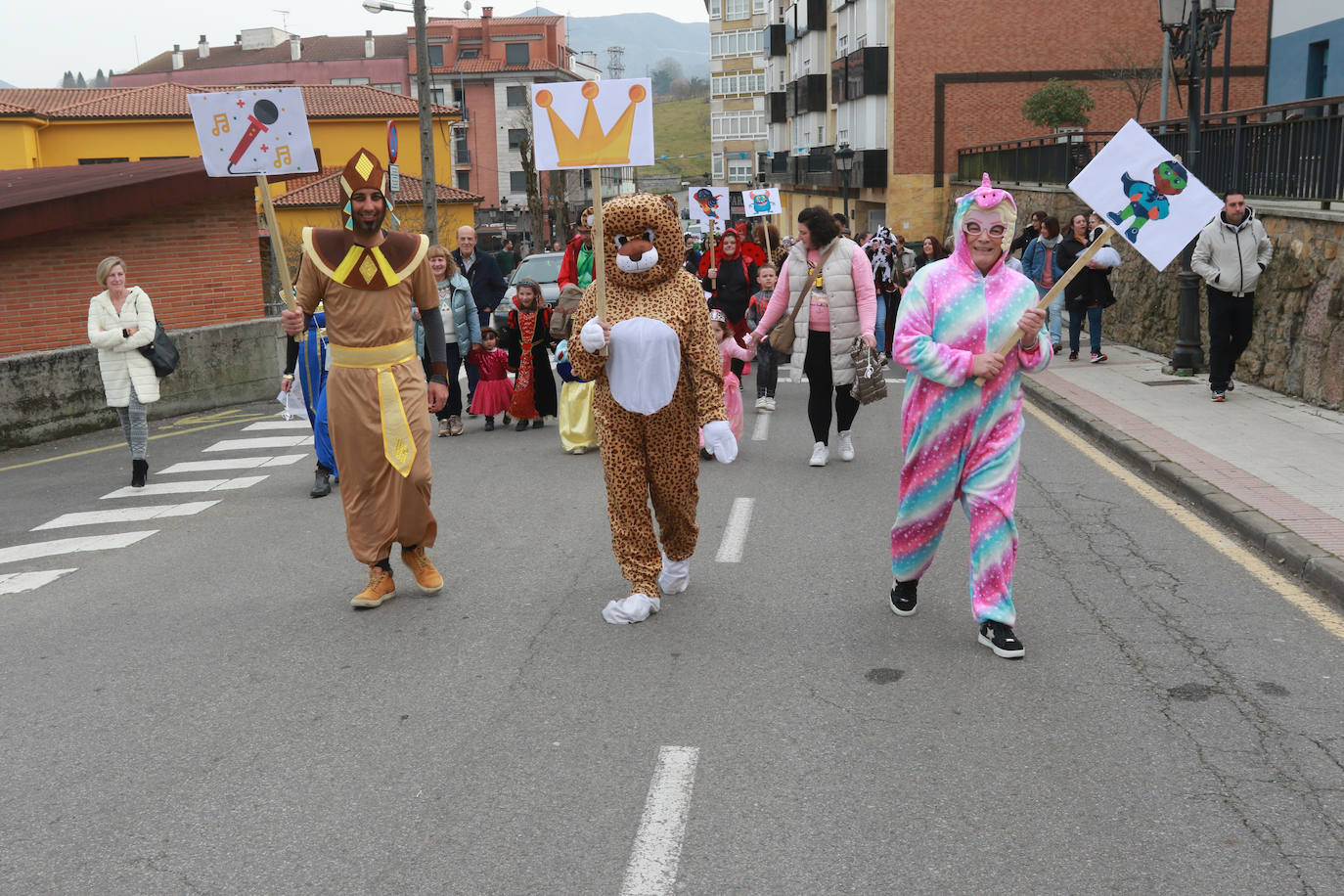 Fotos: Alegría y color en el Antroxu de Nava