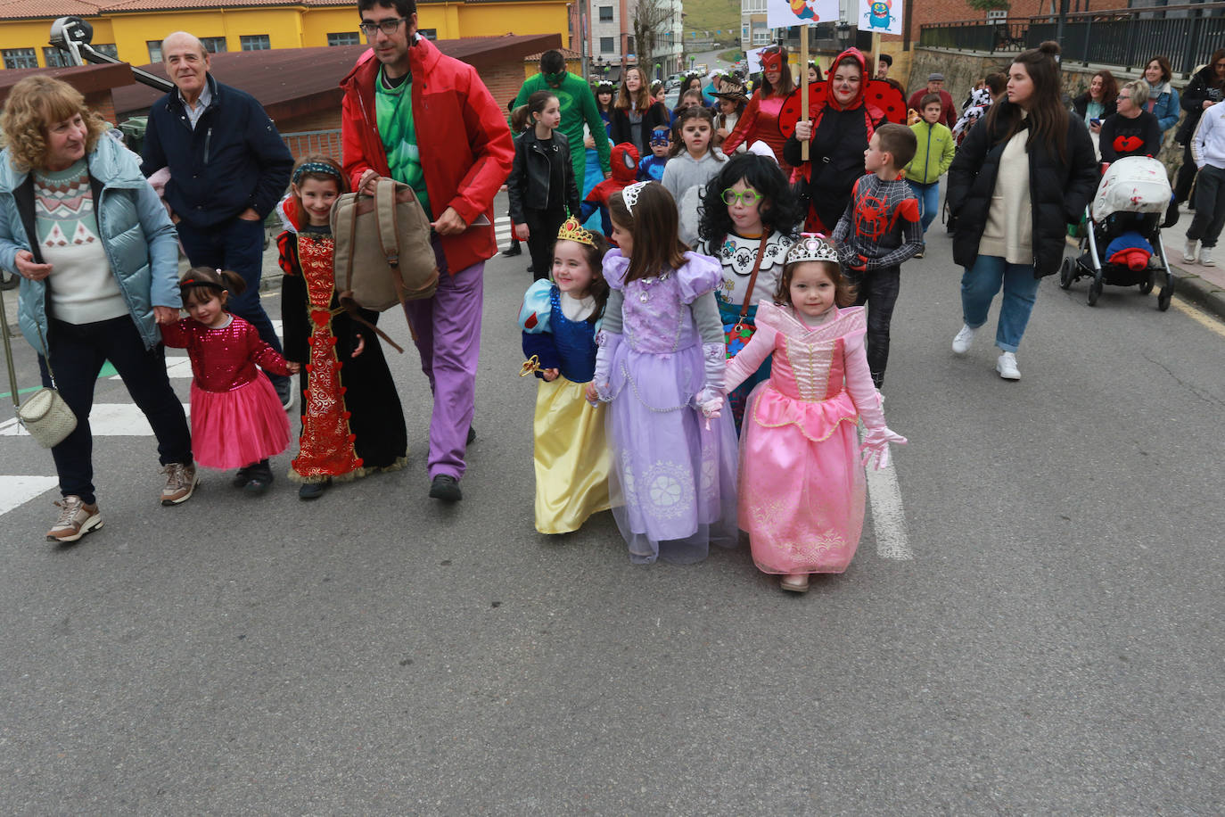 Fotos: Alegría y color en el Antroxu de Nava