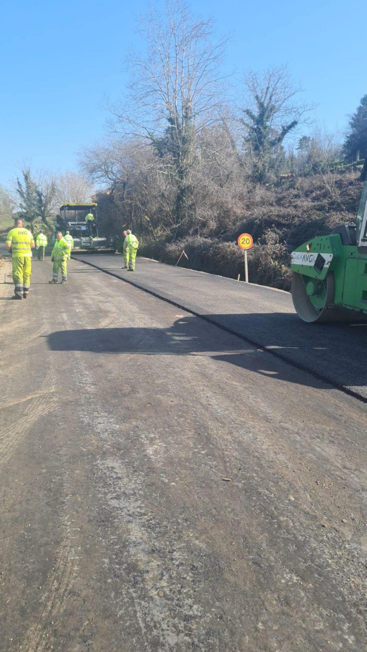 Ya han comenzado los trabajos de asfaltado de la carretera AS-369. 