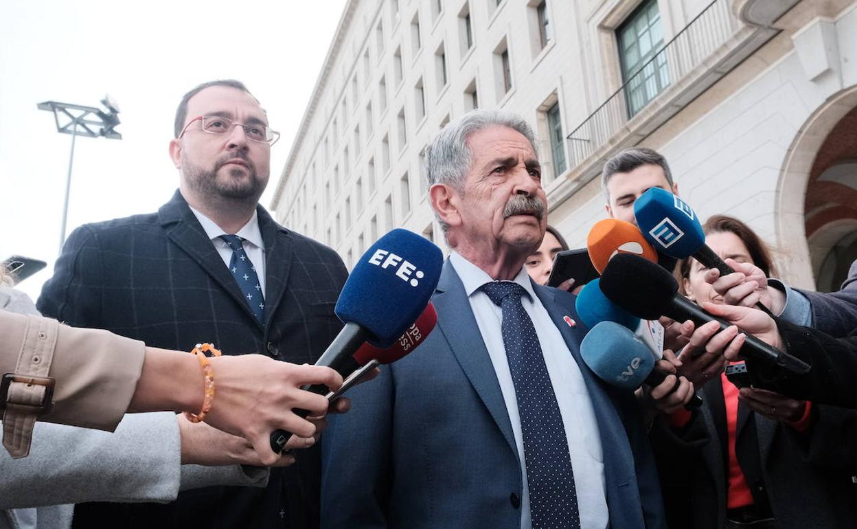 Adrián Barbón y Miguel Ángel Revilla, a su llegada al Ministerio. 