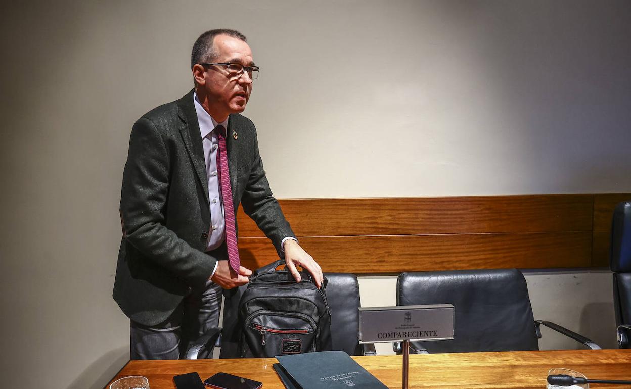 El consejero de Salud, Pablo Fernández., antes de la comparecencia.