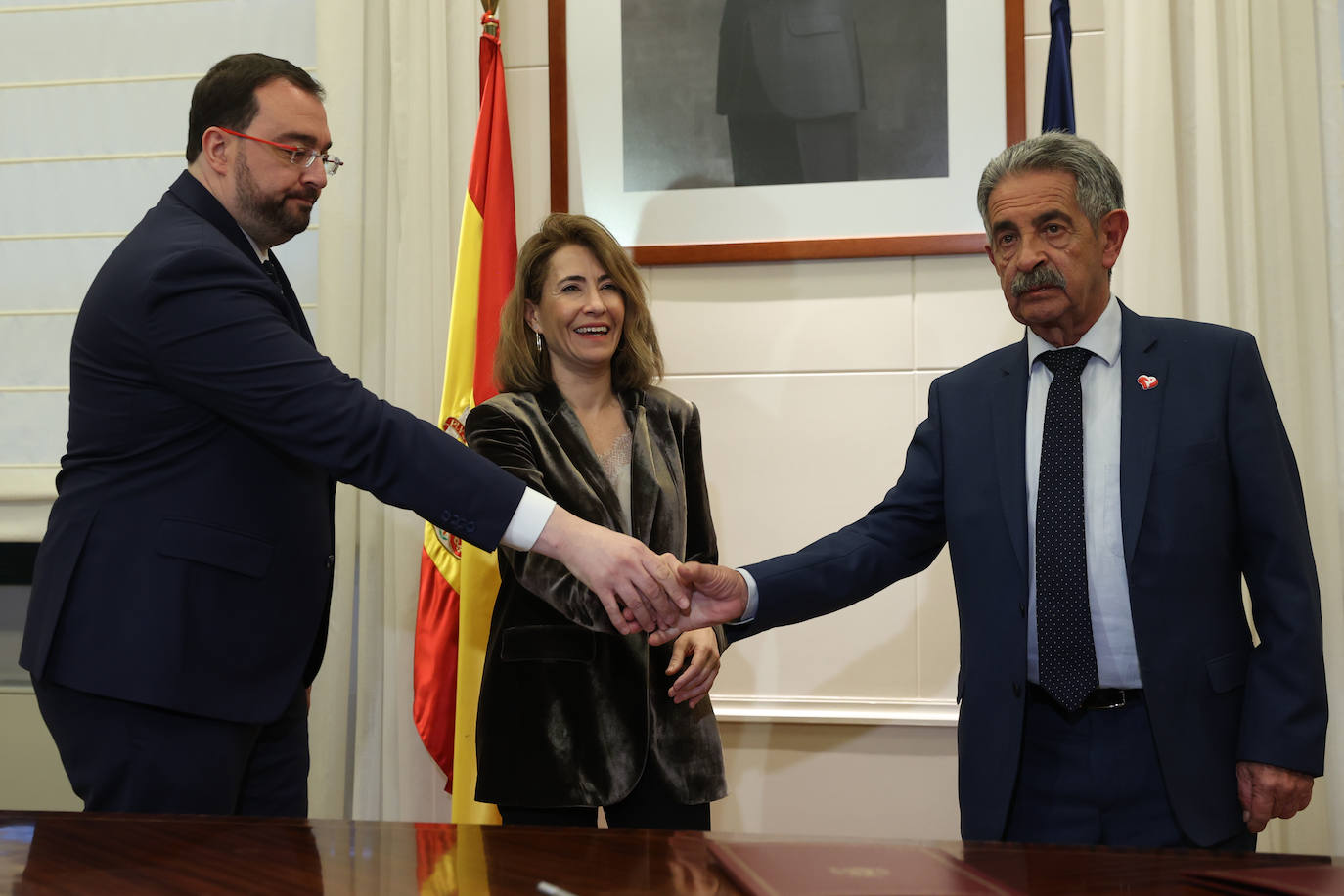 Adrián Barbón, Raquel Sánchez y Miguel Ángel Revilla se dan tras su reunión.