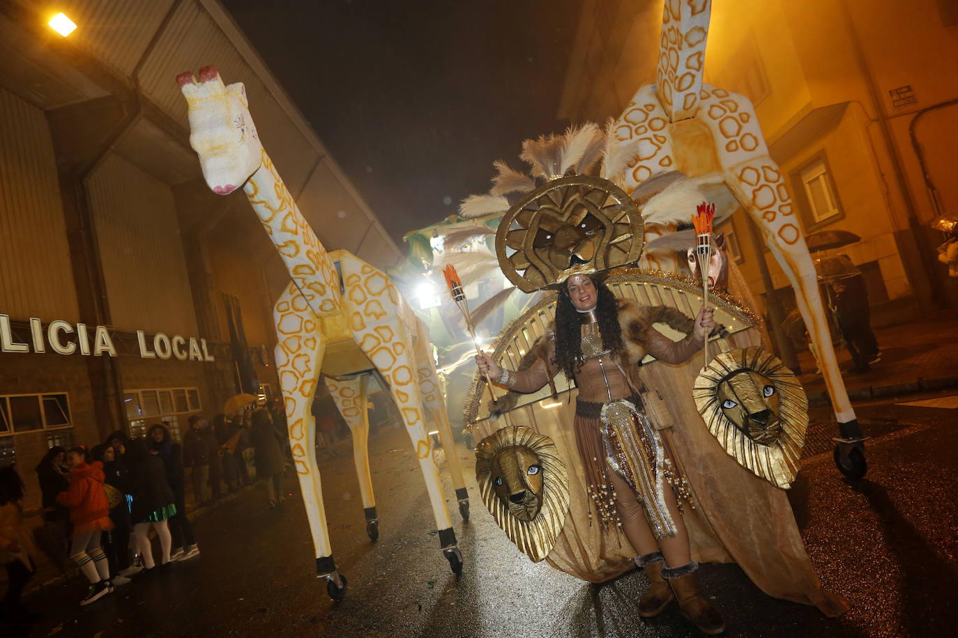 Fotos: La &#039;Gaitaxia&#039; coloniza el desfile de Antroxu de Avilés