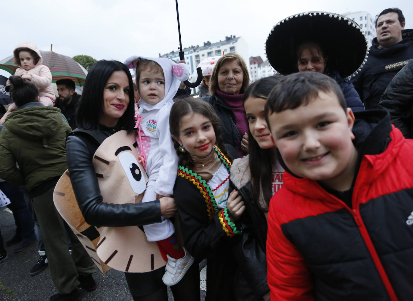 Fotos: La &#039;Gaitaxia&#039; coloniza el desfile de Antroxu de Avilés