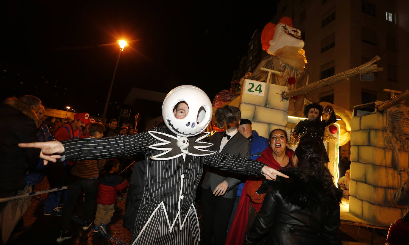 Fotos: La &#039;Gaitaxia&#039; coloniza el desfile de Antroxu de Avilés