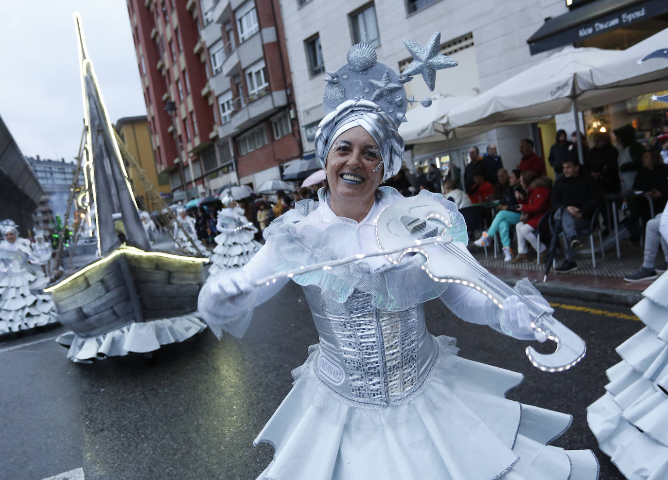 Fotos: La &#039;Gaitaxia&#039; coloniza el desfile de Antroxu de Avilés