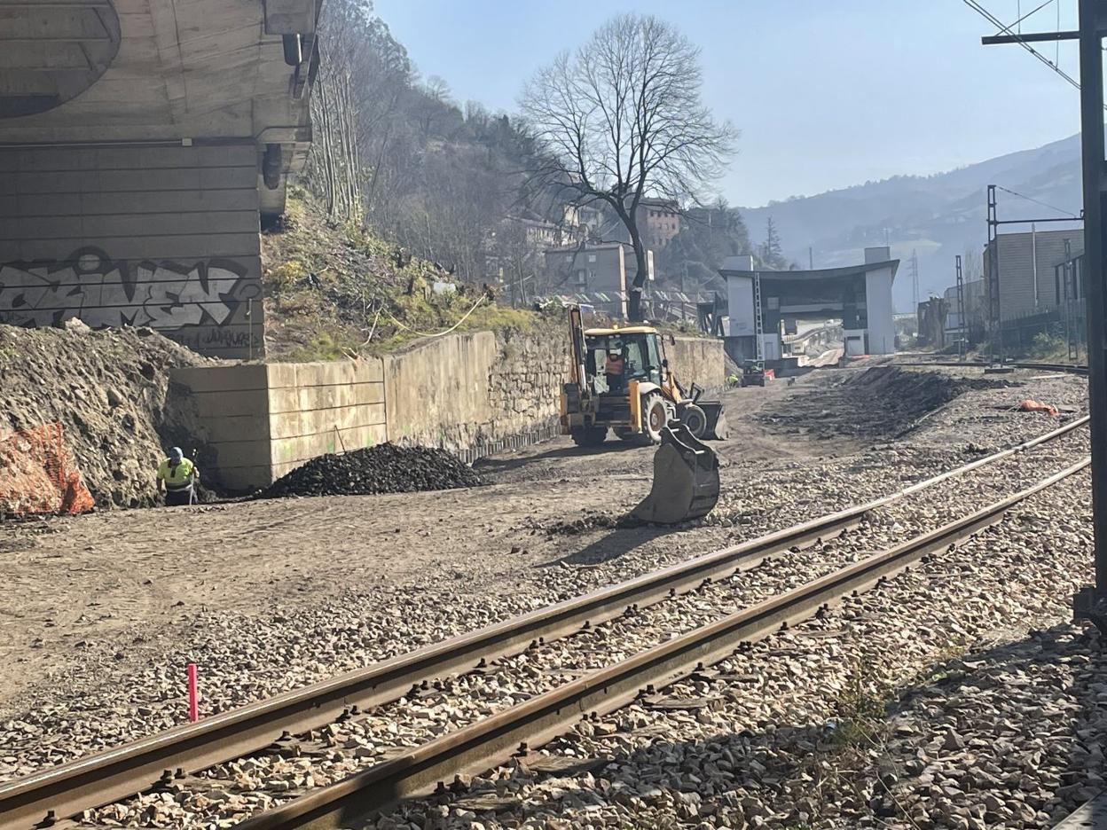 A la derecha, vía férrea provisional por donde se retomará el tráfico en mayo. A la izquierda, zona por donde irá el tendido definitivo. 