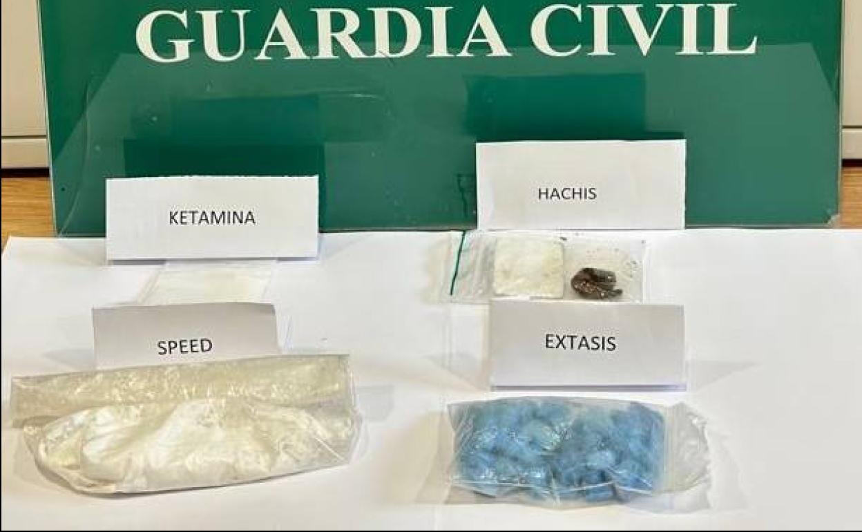 Sucesos en Asturias: Dos detenidos en Valdés con 76 pastillas de éxtasis, hachís, ketamina y speed