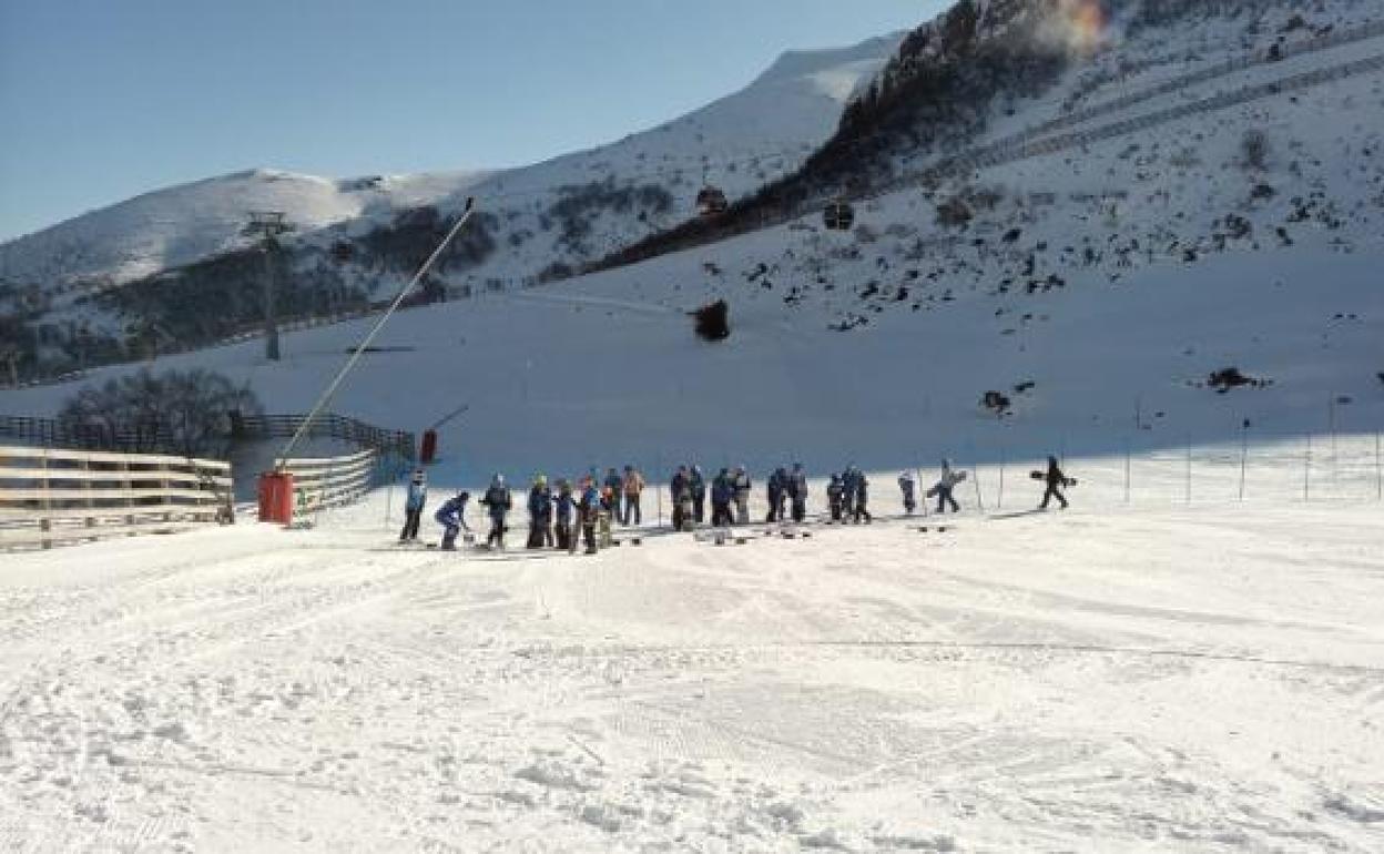 Jóvenes en las pistas de Valgrande-Pajares. 