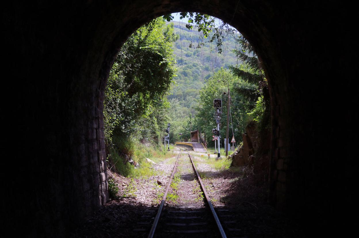 La vía saliendo de un túnel.