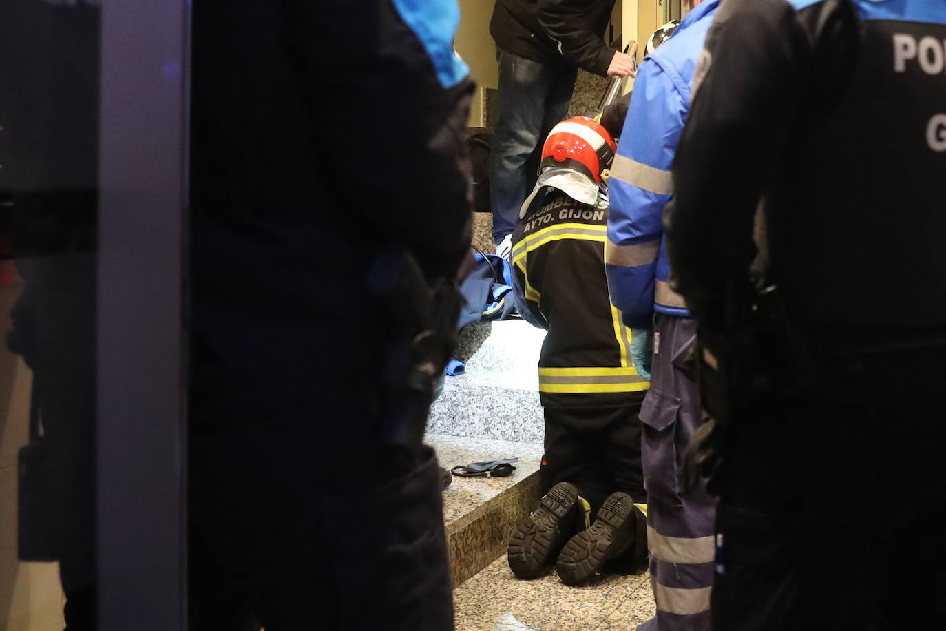 Fotos:  Rescatan a una niña que tenía una mano atrapada en un ascensor en Gijón