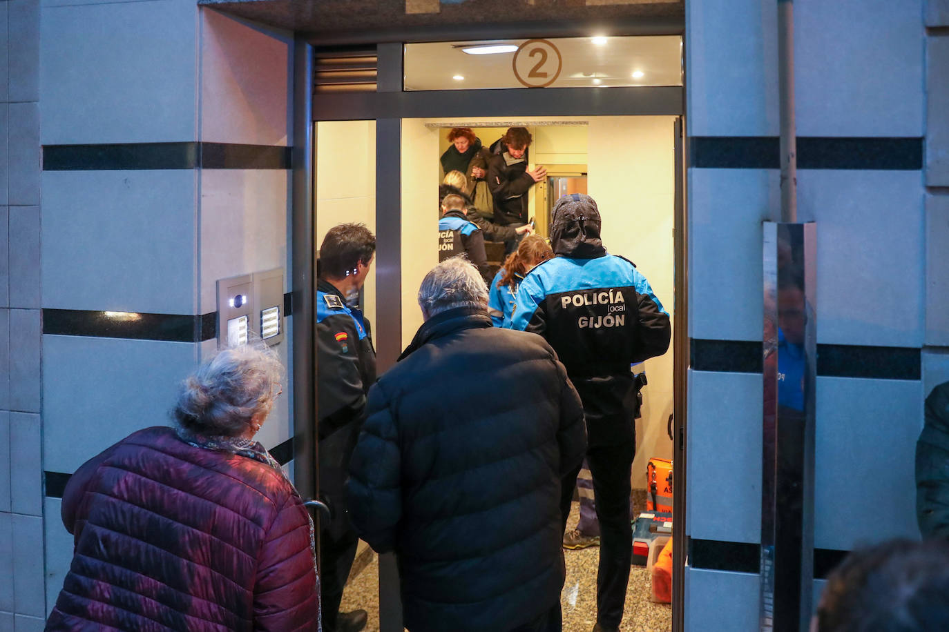 Fotos:  Rescatan a una niña que tenía una mano atrapada en un ascensor en Gijón