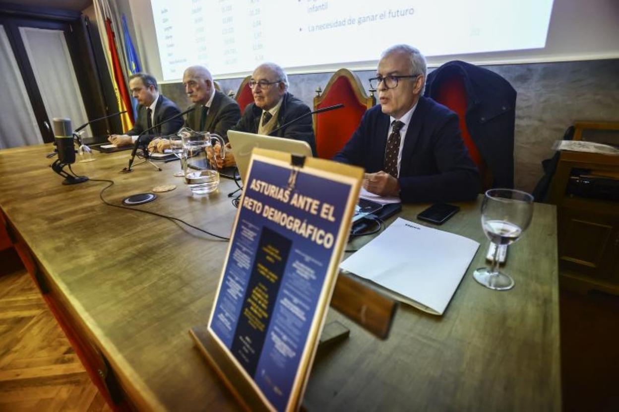Javier Junceda, Ramón Rodríguez, Juan Luis Rodríguez-Vigil y Ramiro Lomba, durante la conferencia de este en el Ridea. 