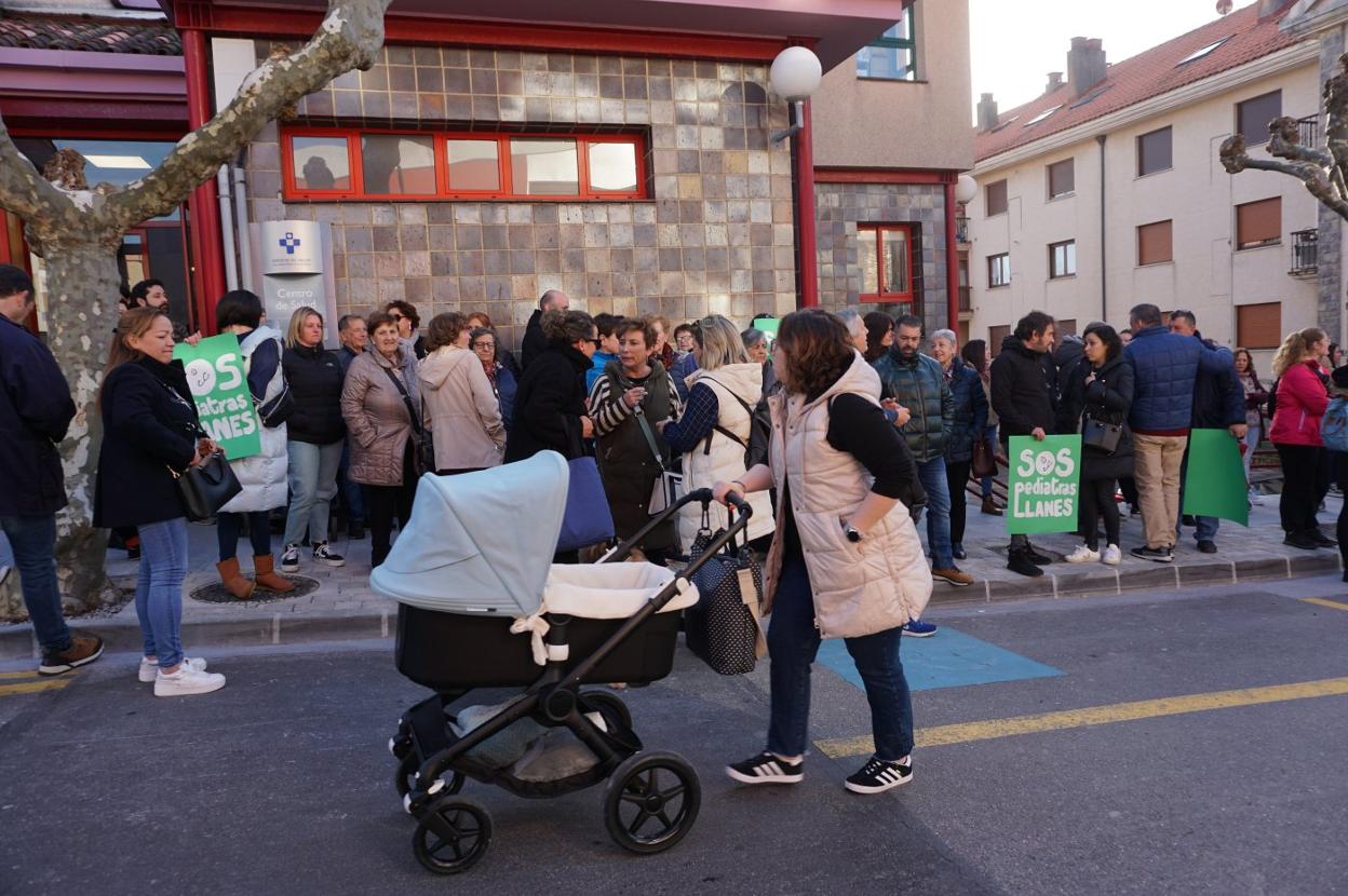 Familias frente al centro de salud de Llanes, el pasado jueves en la protesta convocada por los afectados. 