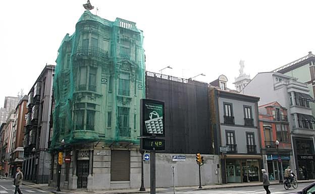 Fachada protegida de Manuel del Busto que ha sido derribada. 