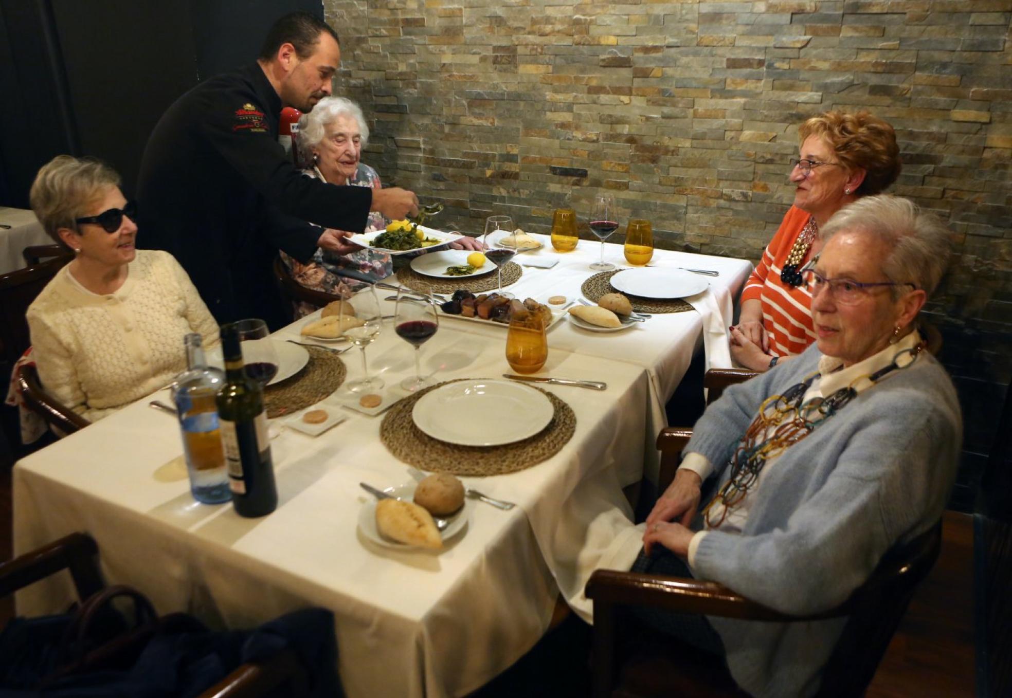 Un grupo de amigas, en Casa Conrado, a punto de tomar el menú de AntroxuFOTOS: MARIO ROJAS