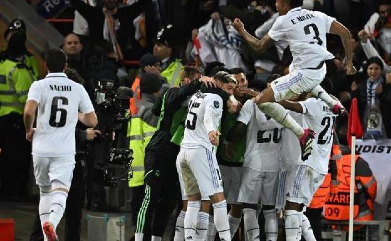 Los jugadores del Real Madrid celebran uno de los cinco goles logrados el martes en Anfield.