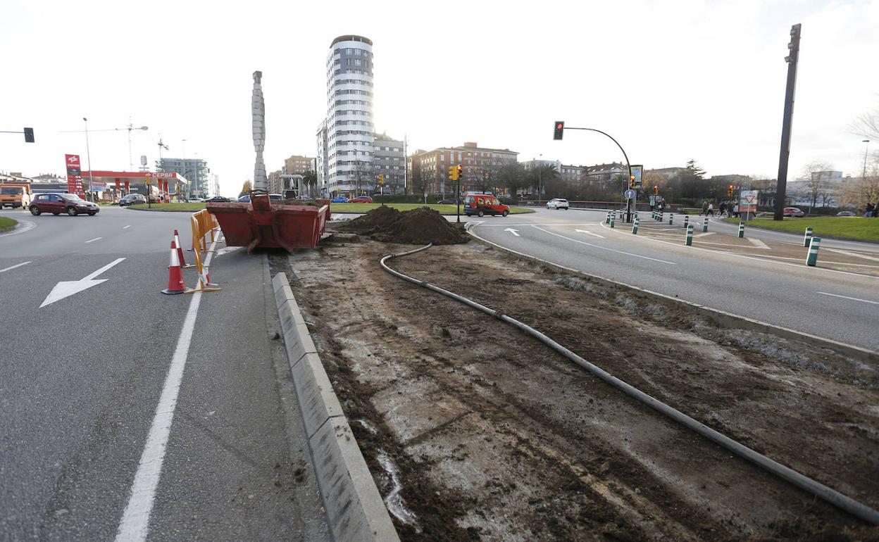 Obras en la avenida de la Constitución a la altura de la rotonda de Foro.