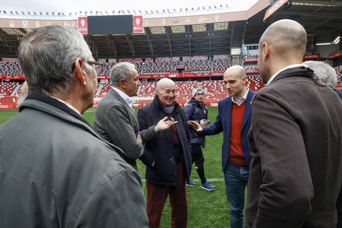 Fotos: El Sporting rinde homenaje a Prendes, decano de los jugadores