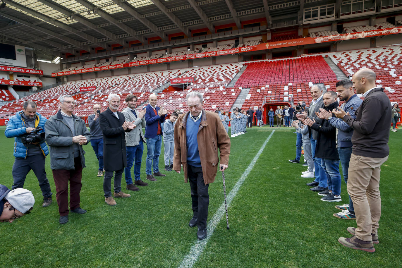 Fotos: El Sporting rinde homenaje a Prendes, decano de los jugadores