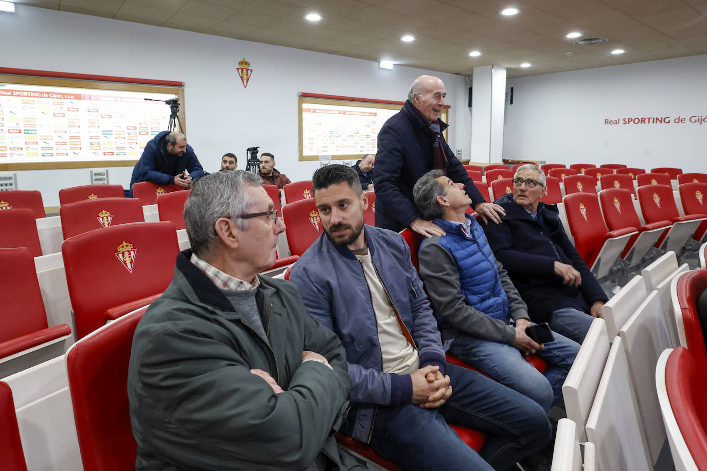 Fotos: El Sporting rinde homenaje a Prendes, decano de los jugadores