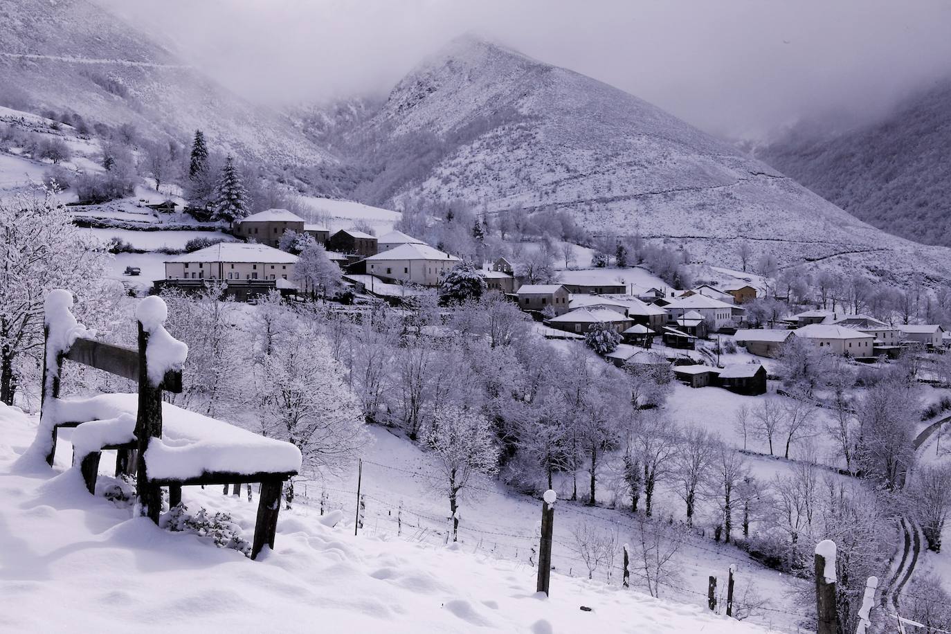 Fotos: Asturias, bajo el frío, la nieve y la lluvia