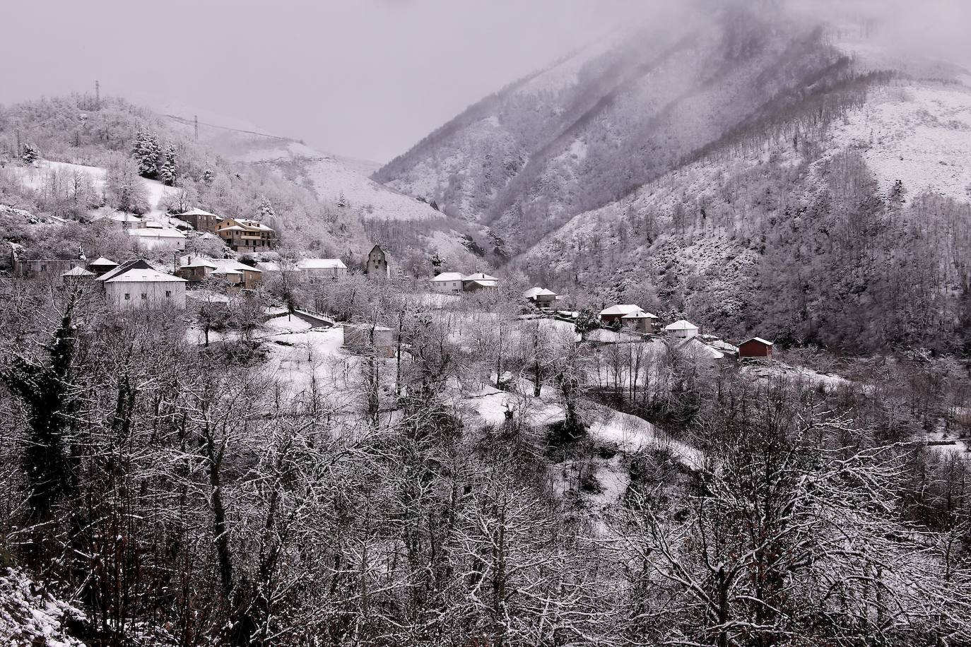 Fotos: Asturias, bajo el frío, la nieve y la lluvia