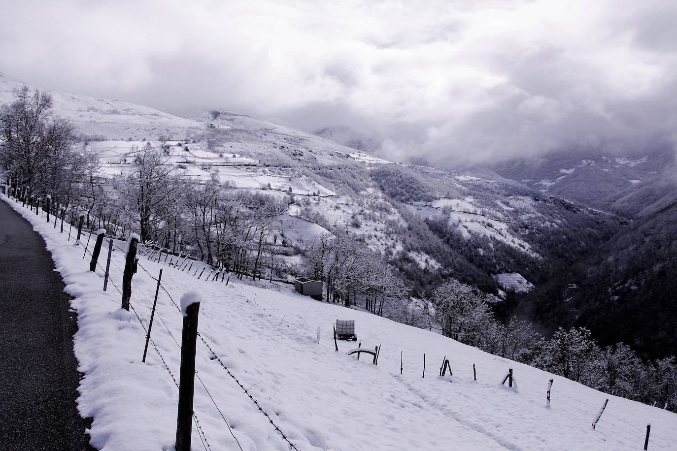 Fotos: Asturias, bajo el frío, la nieve y la lluvia