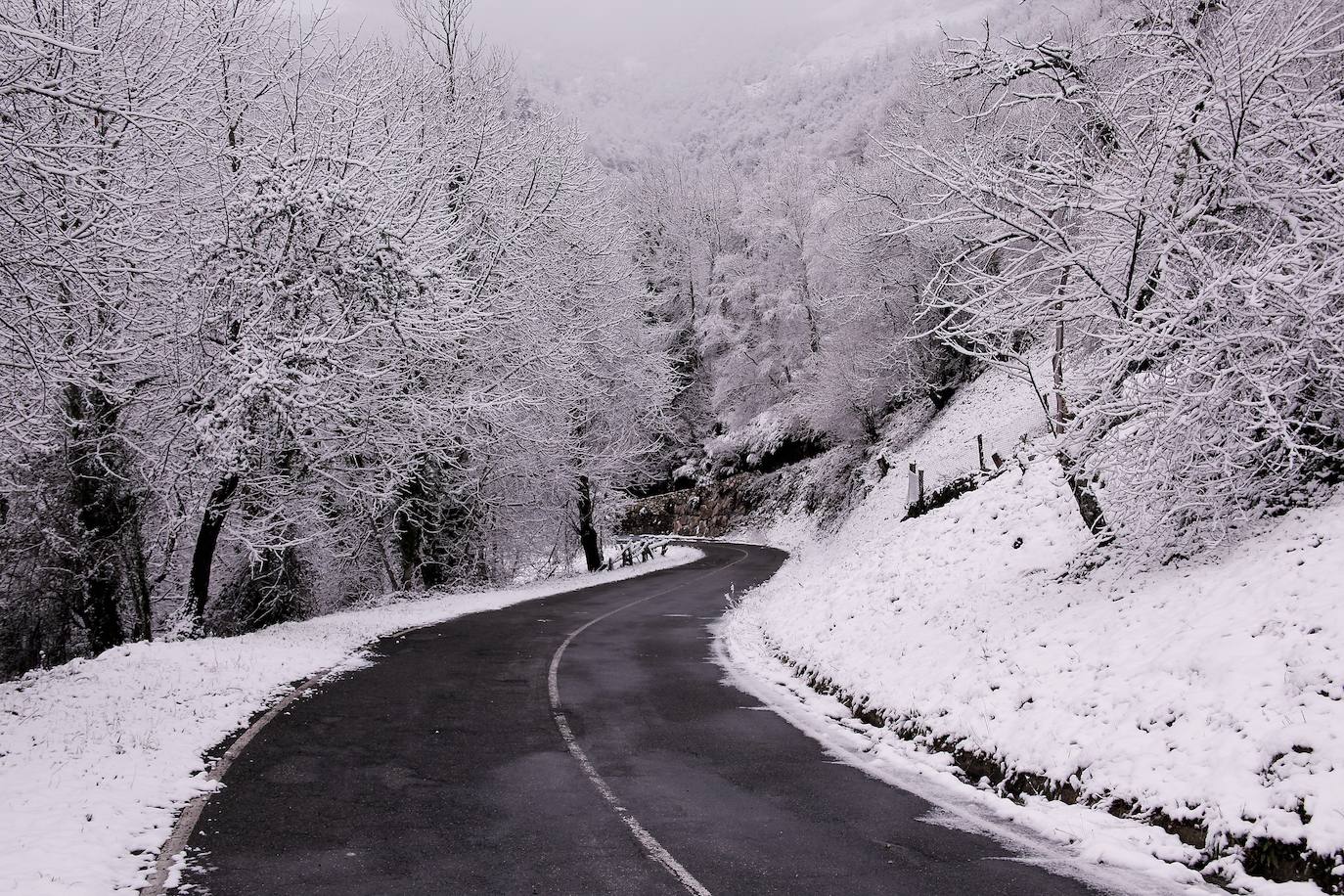 Fotos: Asturias, bajo el frío, la nieve y la lluvia