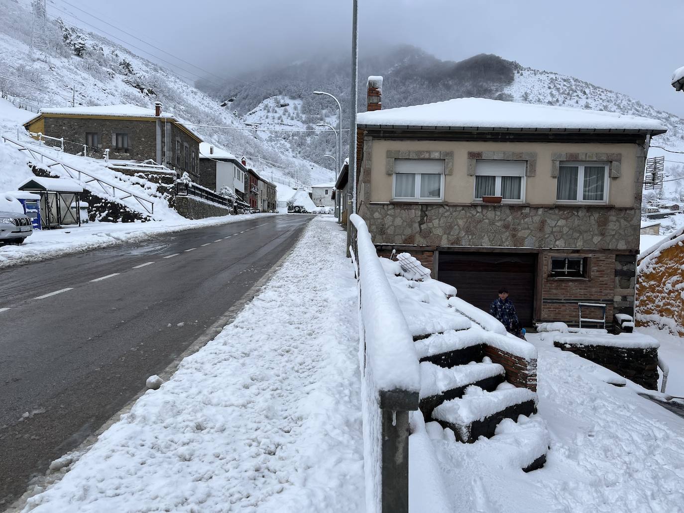 Fotos: Asturias, bajo el frío, la nieve y la lluvia