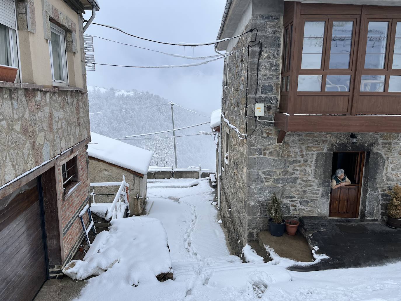 Fotos: Asturias, bajo el frío, la nieve y la lluvia