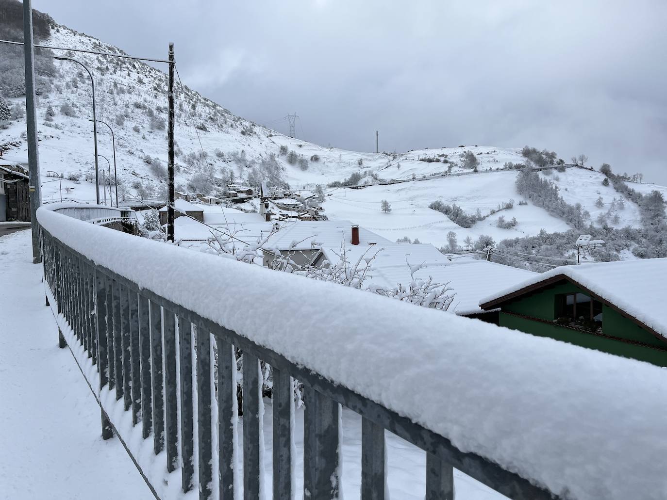 Fotos: Asturias, bajo el frío, la nieve y la lluvia