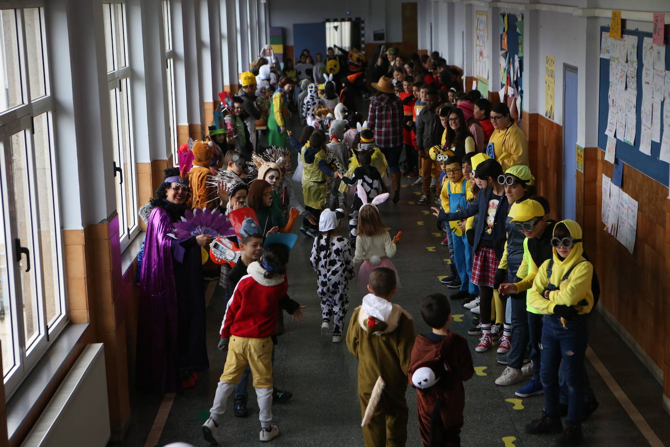 Fotos: Los alumnos del colegio de Ventanielles se disfrazan por carnaval